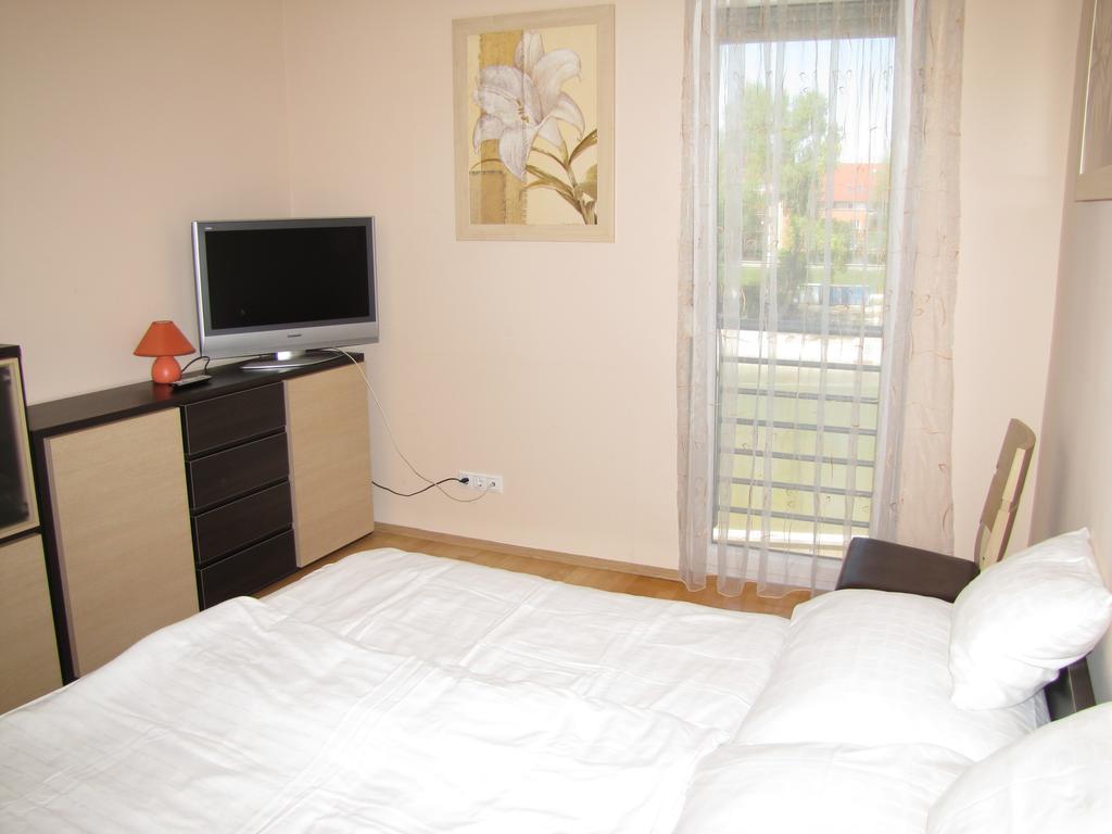 Dunalux Apartman Γκιόρ Δωμάτιο φωτογραφία